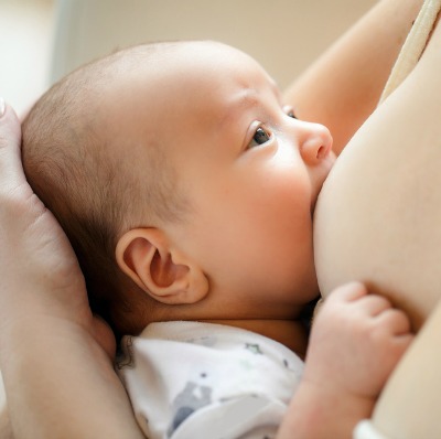 La lactancia materna prolongada se asocia a mayor inteligencia, educación e ingresos a los 30 años