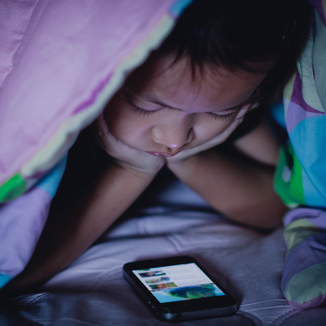 El uso de dispositivos electrónicos antes de dormir afecta a la calidad y cantidad del sueño
